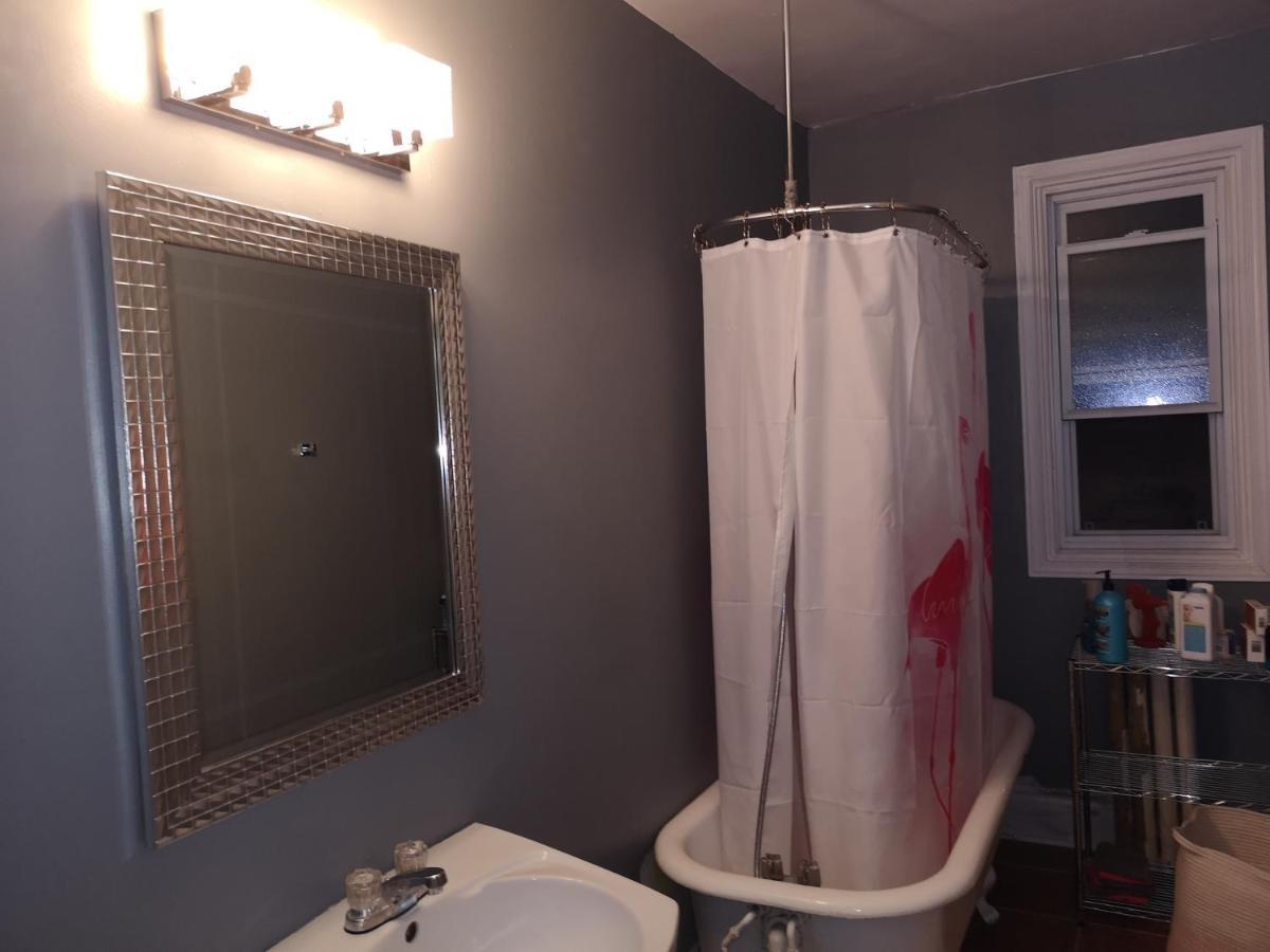 Room With King Bed In Shared 3 Bedroom Downtown Montreal Zewnętrze zdjęcie