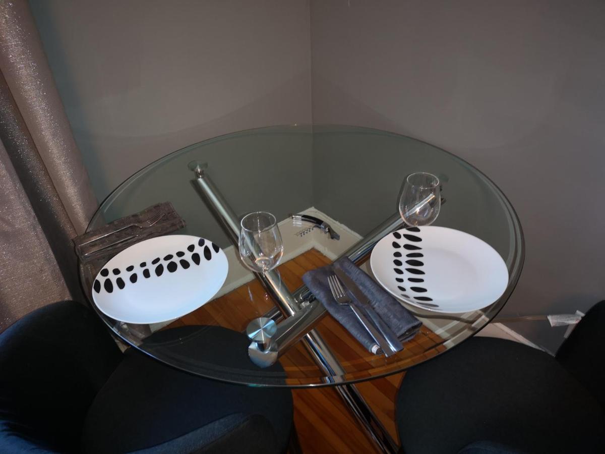 Room With King Bed In Shared 3 Bedroom Downtown Montreal Zewnętrze zdjęcie