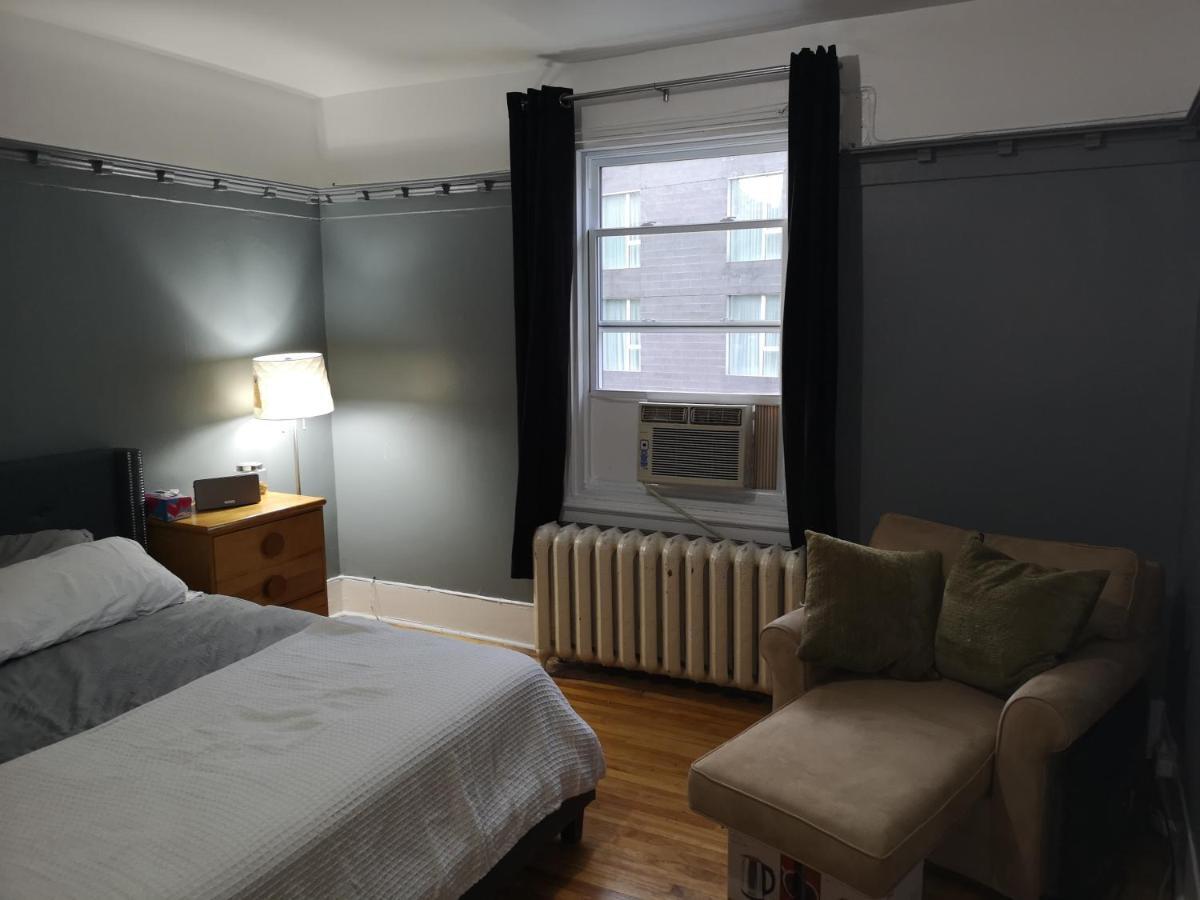 Room With King Bed In Shared 3 Bedroom Downtown Montreal Zewnętrze zdjęcie