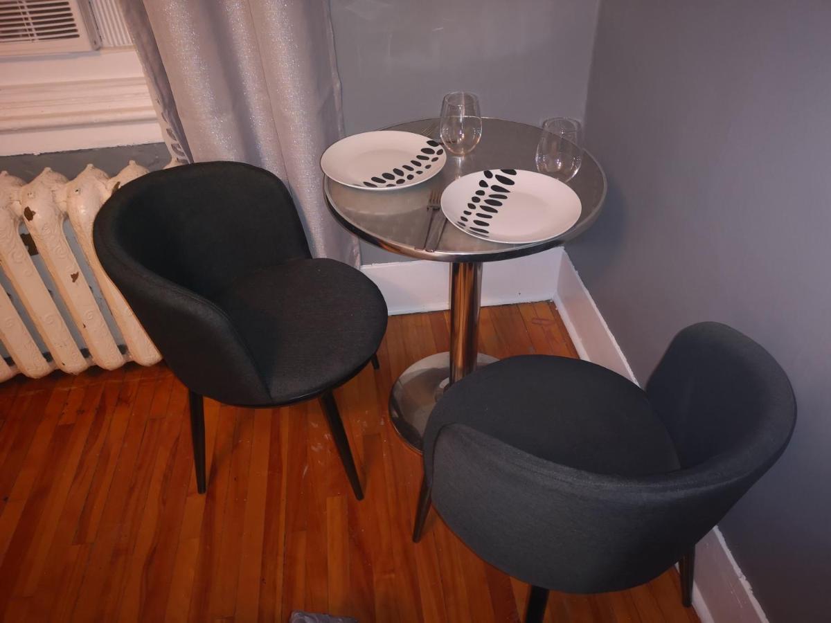 Room With King Bed In Shared 3 Bedroom Downtown Montreal Zewnętrze zdjęcie
