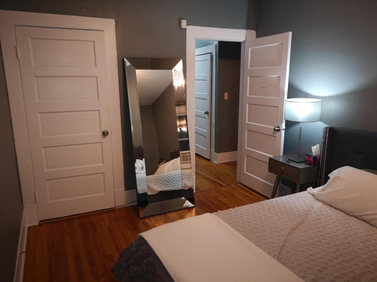 Room With King Bed In Shared 3 Bedroom Downtown Montreal Zewnętrze zdjęcie
